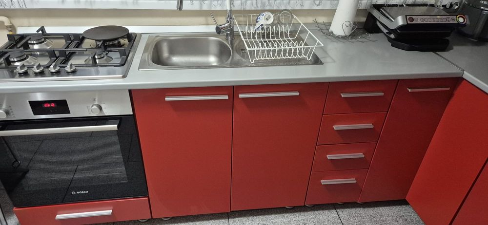 Mobila de bucatarie rosie