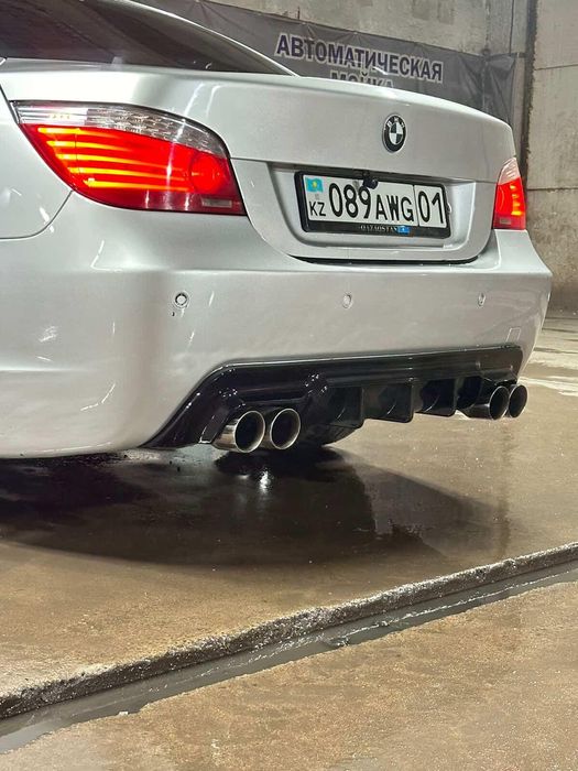 BMW E60 накладка бампера зад