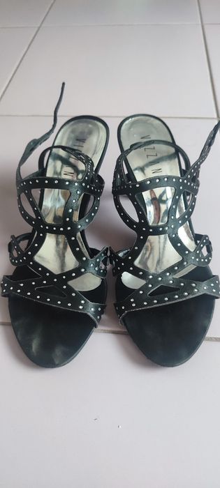 Намалени сандали с камъчета