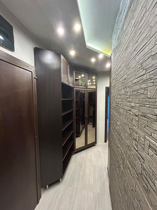 Продава се Тристаен апартамент в София, Банишора - 91 кв.м за 2583 €/кв.м - Снимка #2