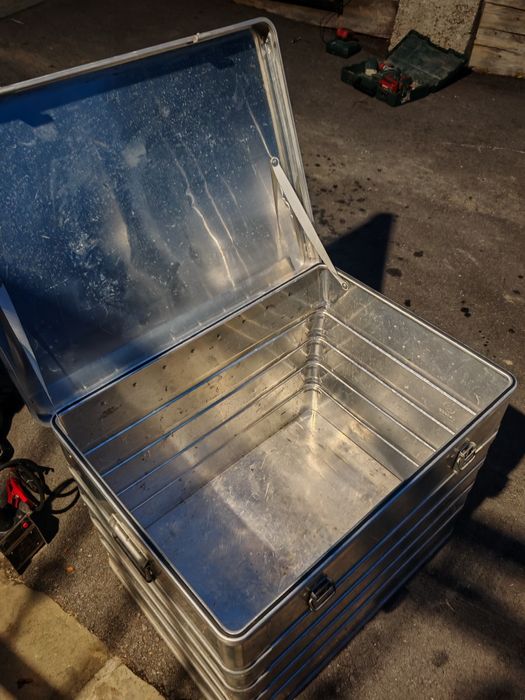 Продавам уникален алуминиев куфар