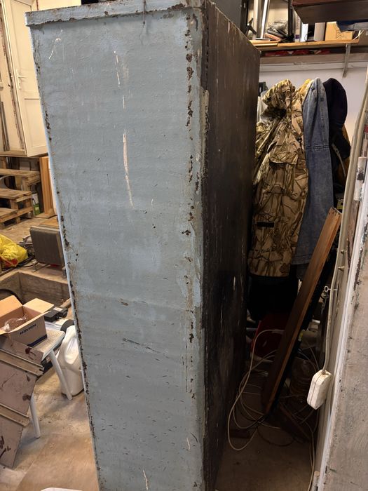 Большой сейф на ключе