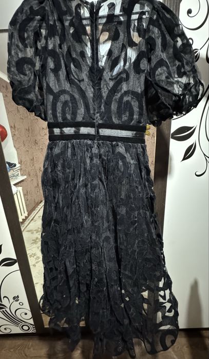 Әдемі қара көйлек, жеңіл матадан, белдікпен