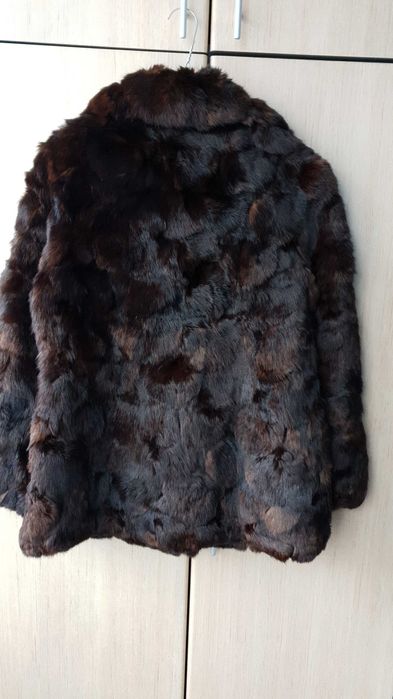 Vand haina de blana si caciula blana