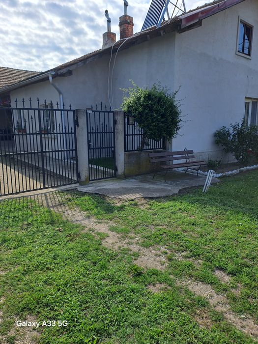 Vand casa renovata cu gradina mare in Bethausen