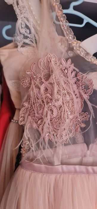 Rochie Bianca Drăgușanu mărime 36 cu pene de ocazie