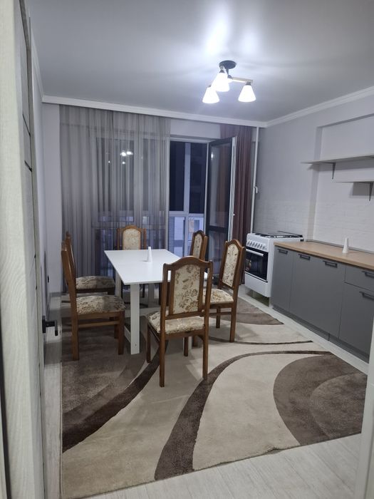 Стол и стулья кухонные