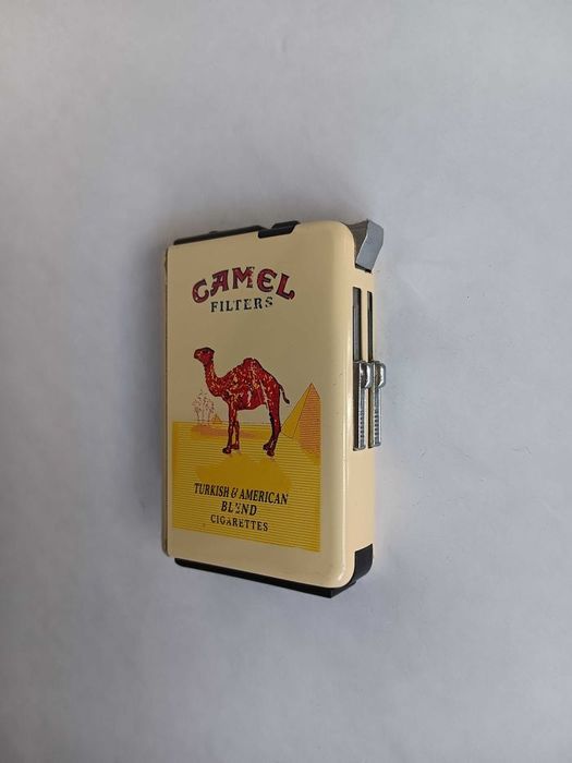 Tabachera cu bricheta Camel,veche, de colectie, perioada comunista RSR