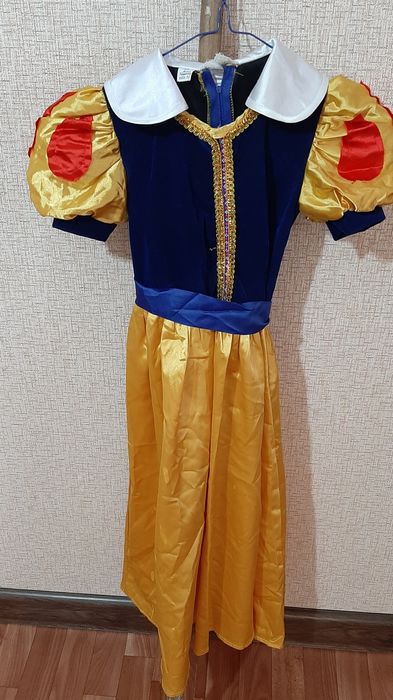 Продаются детские нарядные вещи.