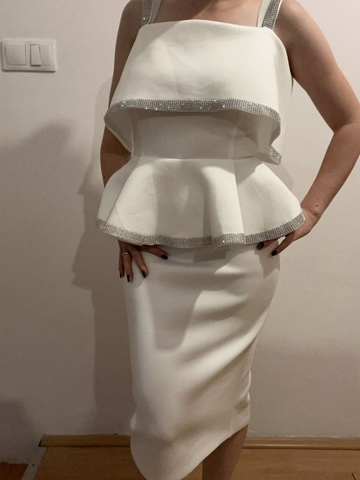 Rochie albă elegantă, cu croială feminină