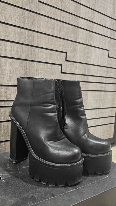 Дамски боти с висок ток