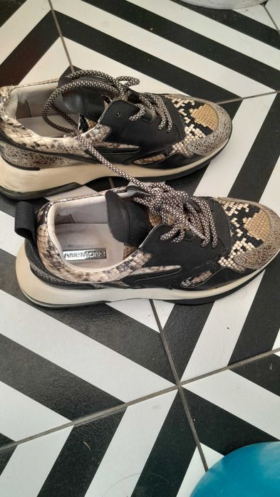 Кроссовки стильные, принт змея