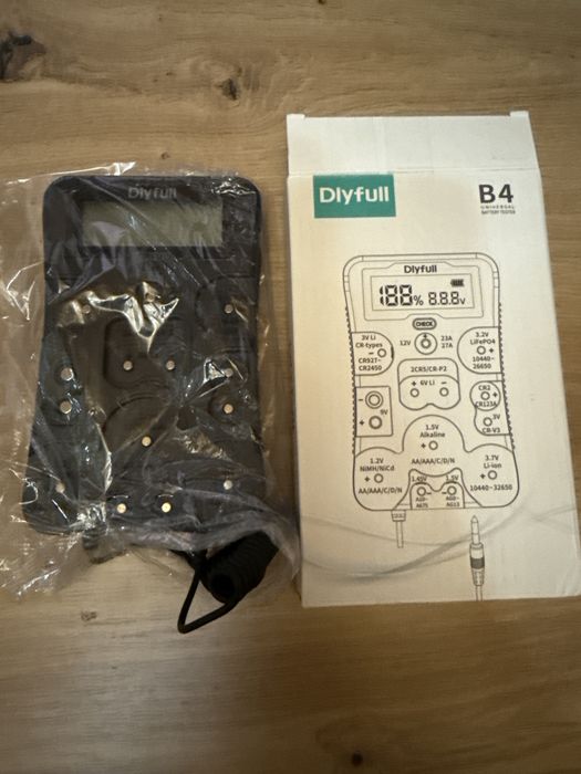 Tester baterii Dlyfull B4,verificator universal cu afișaj LCD Ni-MH, Ni-CD, Li-ion, Alk și LiFe04 (celule AA AAA C D 9V 12V 18650 CR123A 2CR5 CR2032)