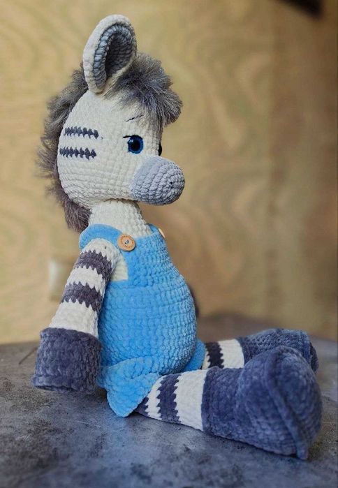 Вязанная игрушка зебра