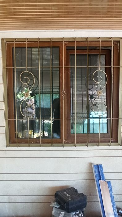 Окна аквапласт с решетками
