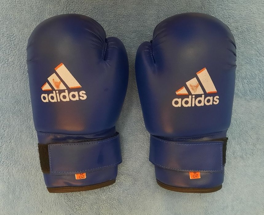 Шлем, перчатки для единоборств