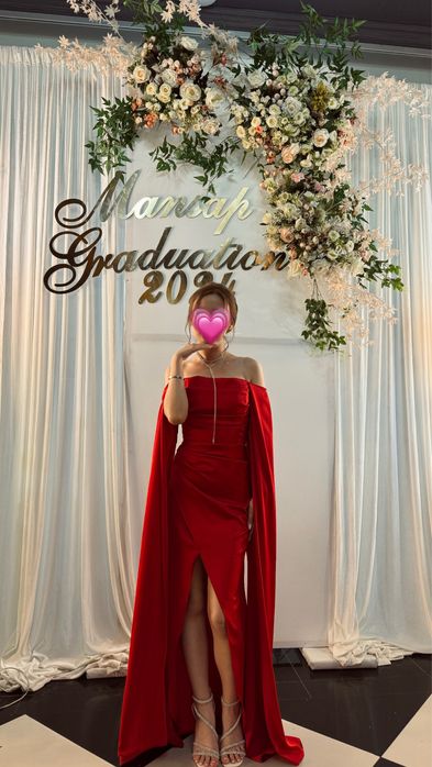 Уникальное красное платье