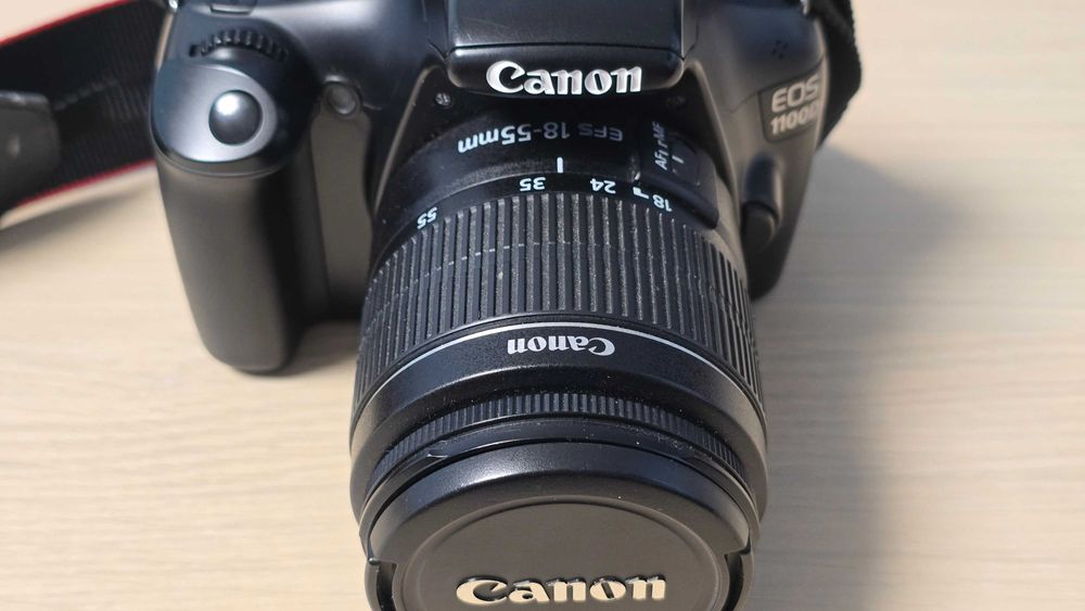 Canon 1100 D , cu umbre pe display