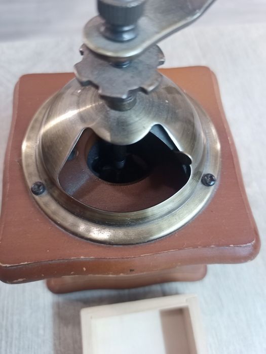 Винтидж Ръчна Кафемелачка - Автентичен Аромат и Стил