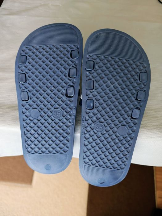 Șlapi unisex mărimea 35.Nou. Preț 20 lei.