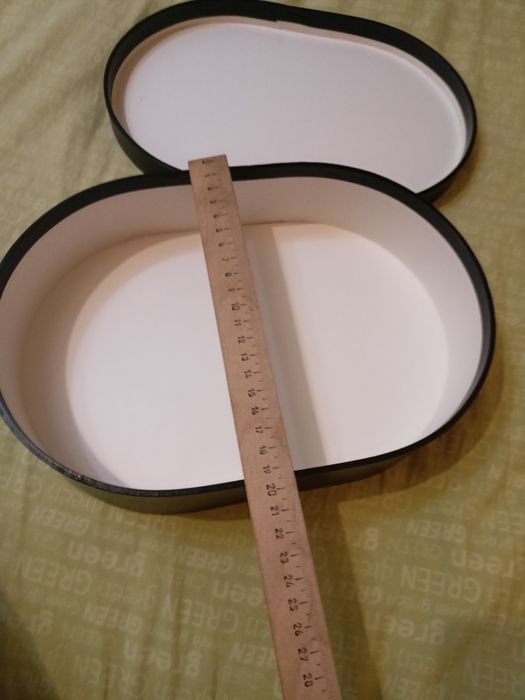 Овальная коробочка черного цвета