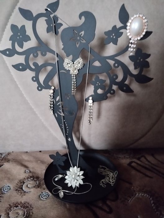 Подставка для бижутерии новая цена 2000т и сумочка цена 700т