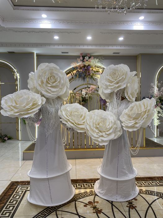 белые розы продается для встречий гостей