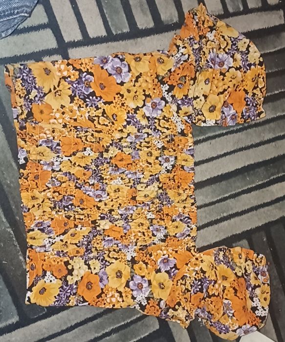 Bluză scurtă cu model floral colorat