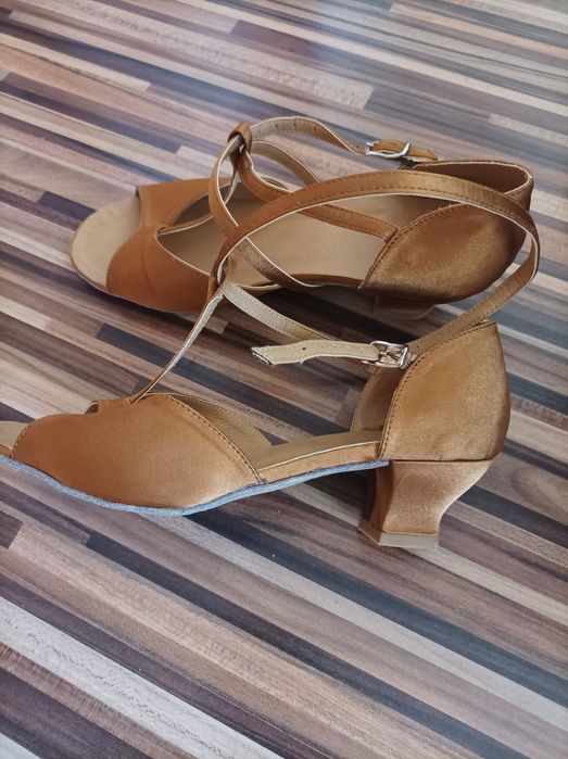 Обувки за латино танци