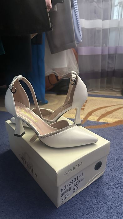 Туфли белого цвета