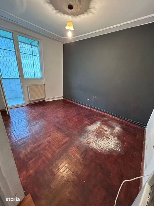 De vanzare apartament cu 3 camere cu balcon, in zona Cresei 65.000euro