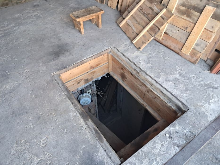 Продаётся гараж по ул.Иванова Севернее  имеется погреб