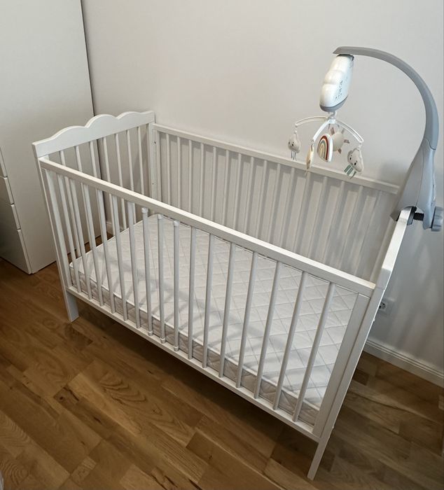Pătuț bebeluș din lemn, alb, 120x60 cm – stare impecabilă