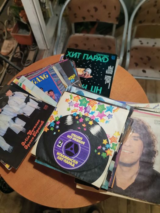 Продавам грамофони музикални плочи от 70- 80- 90 години,