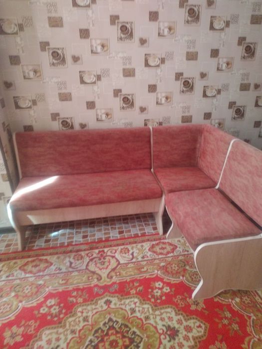 Уголок  и пуфики мягкий срочно