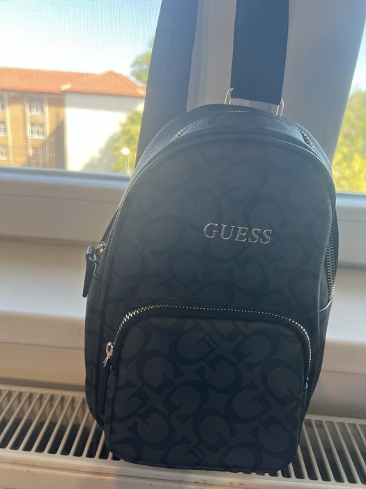 Vand rucsac Guess de dama pe umar