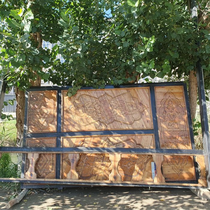 Darvoza sotiladi yog'ochdan