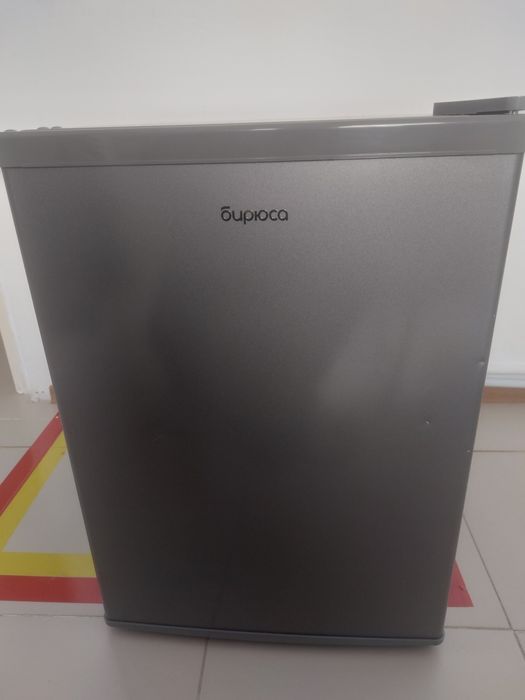 Мини холодильник бирюса. Морозильник сверху