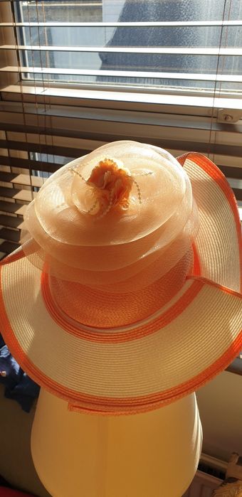 Palarie portocaliu și alb