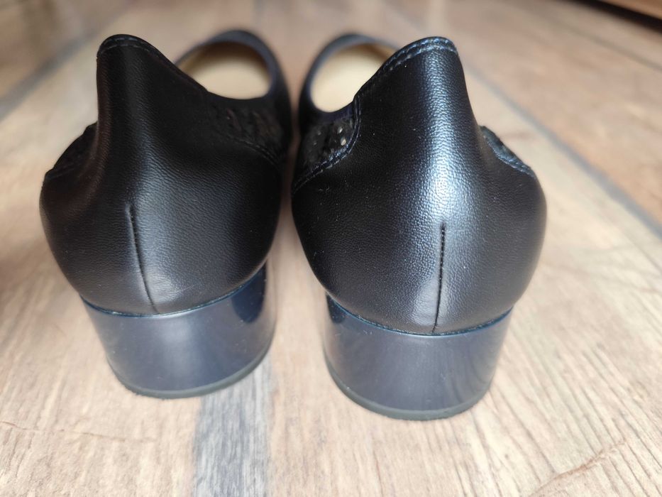 Дамски обувки с нисък ток Caprice