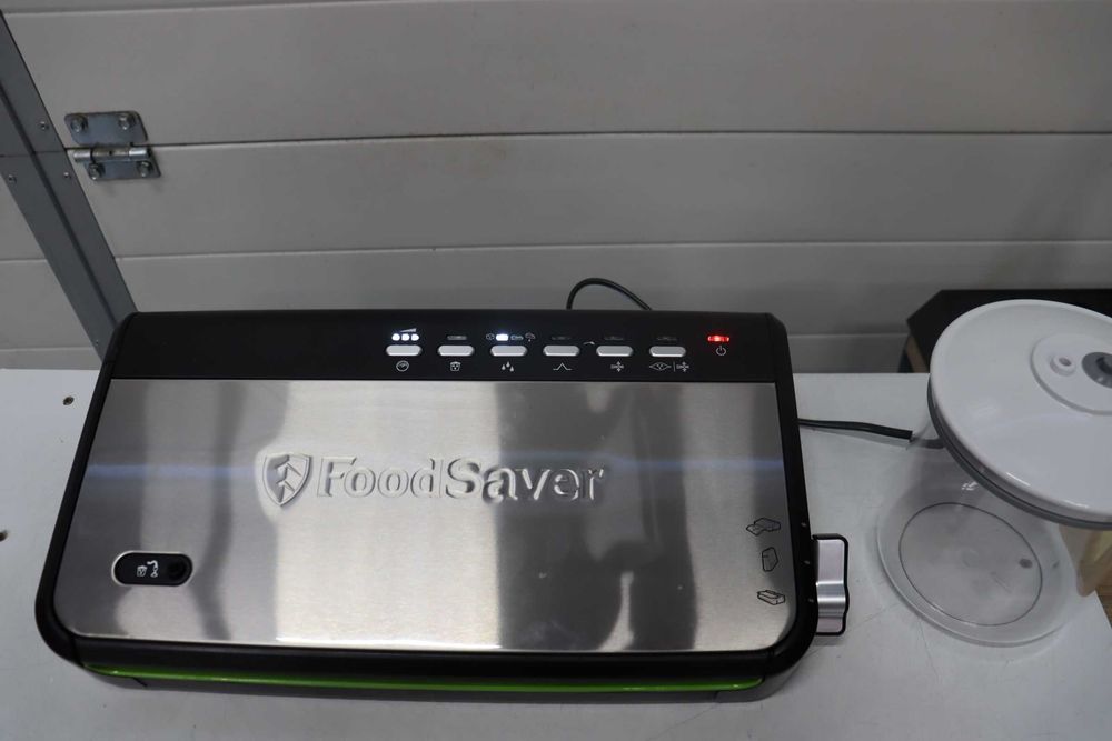 Вакуумна машина за запечатване на храни Foodsaver с вградено съхранение на ролки | Резачка за торбички и режим за деликатни храни | FFS005X