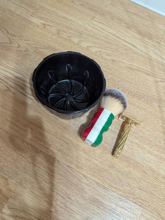 Продам бритвенный набор ( бритва, помазок, чаша) плюс подарок