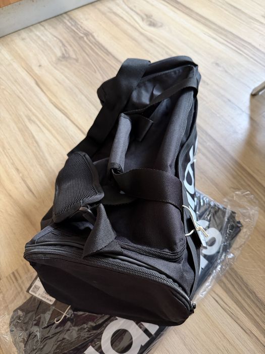 Чисто нов малък оригинален Сак Adidas Essentials Linear Duffel S !