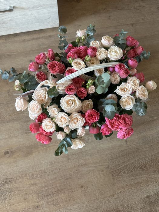 Большая корзина с пионовидными розами,свежие.Торг есть