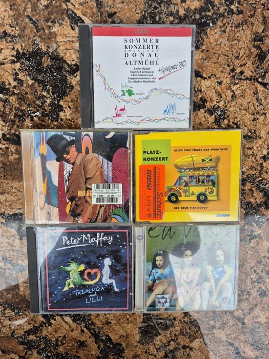 Vând 20 CD muzica ușoară mixtă straina artisti  internationali

- Tot