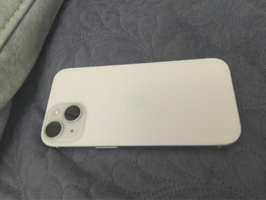 Продается почти новый iPhone 15