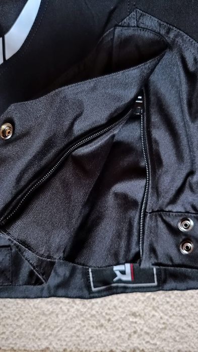Vând pantaloni moto din material textil