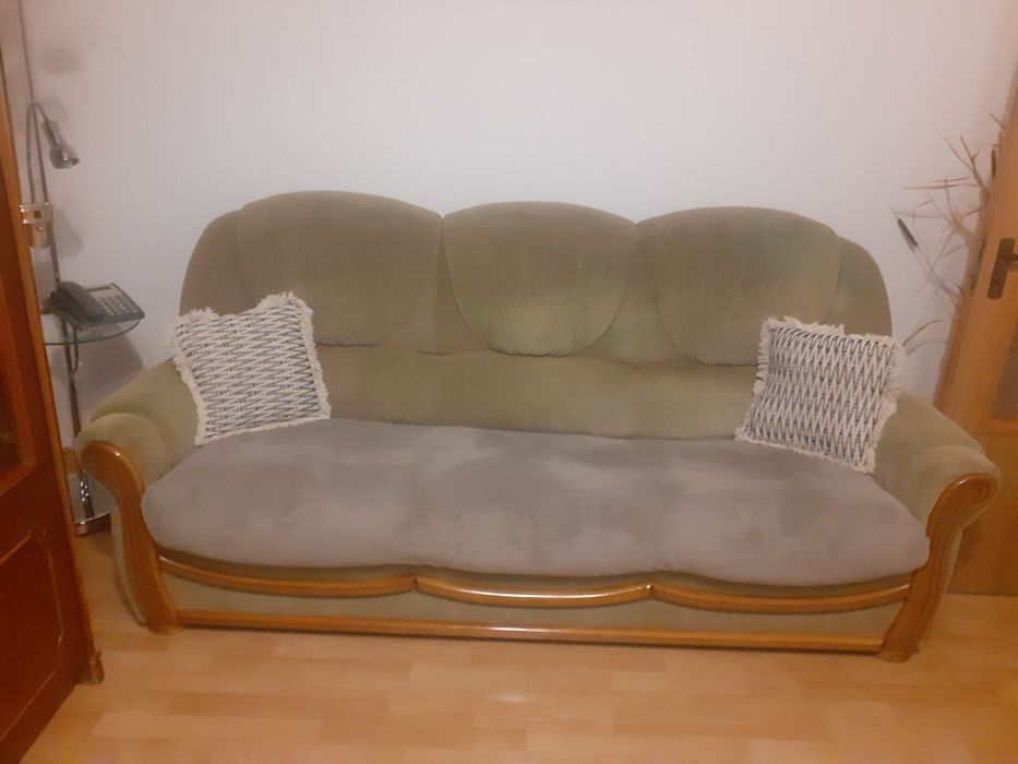 Donez mobila sufragerie și canapea cu 2 fotolii