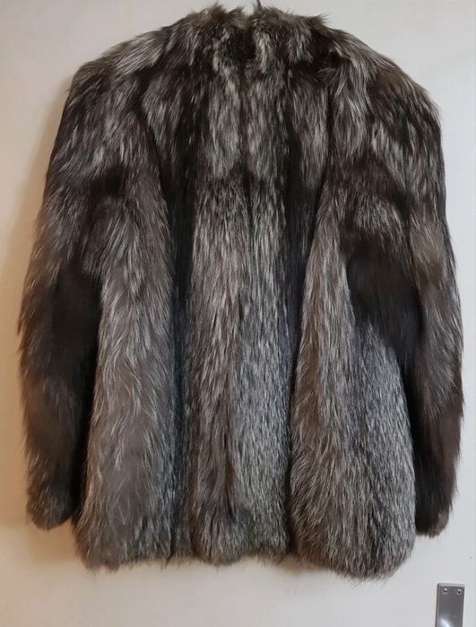 Елегантно палто от сребърна лисица