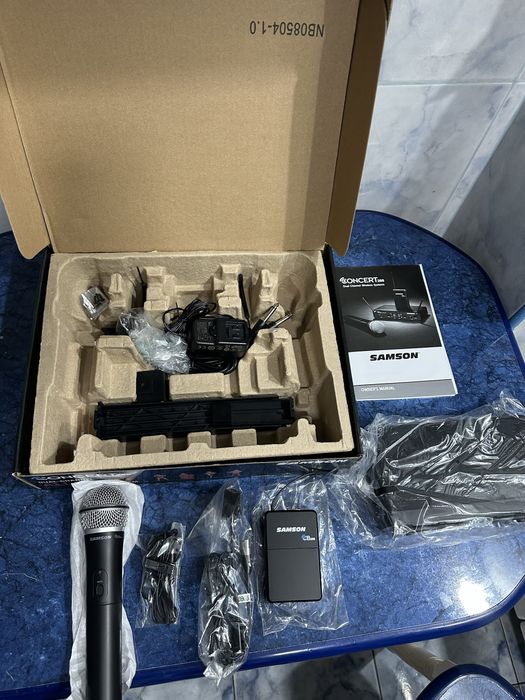Set nou original Samson Concert288 microfon si lavaliera/headset wireless.